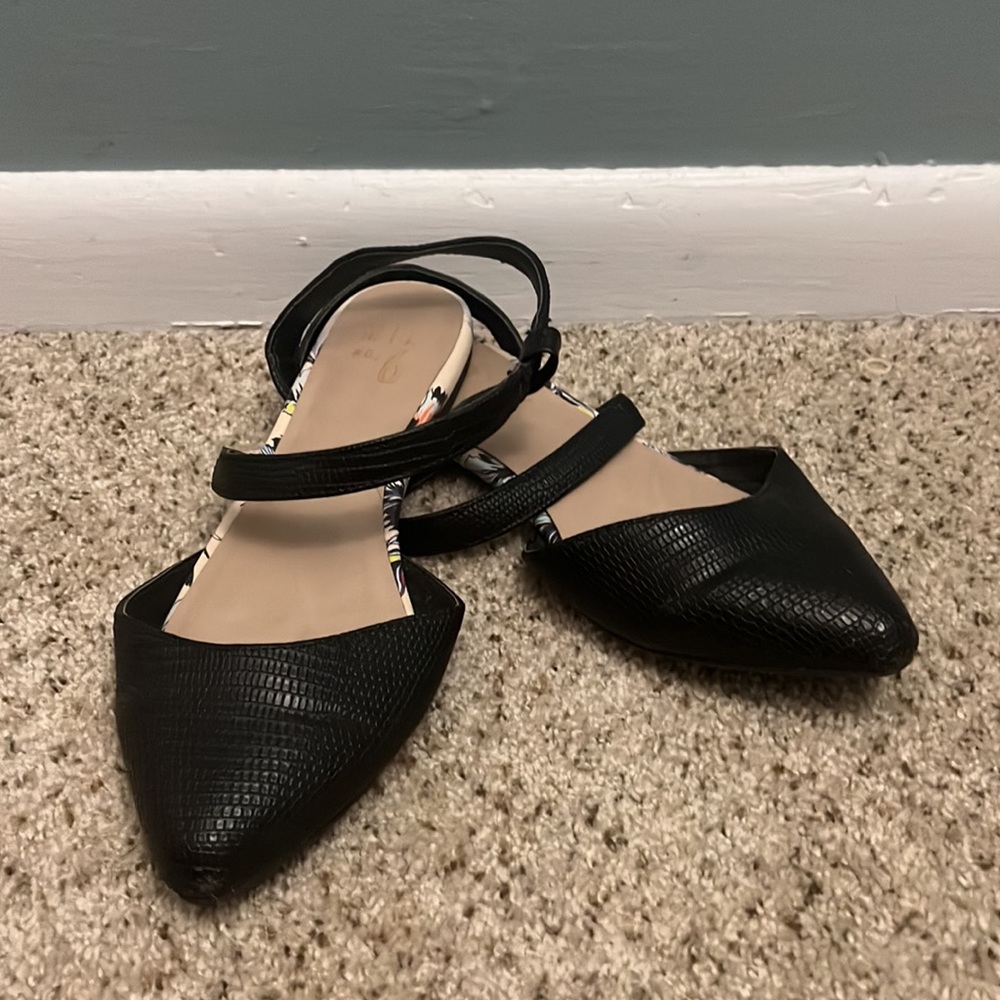 Size 7, flat sandal
